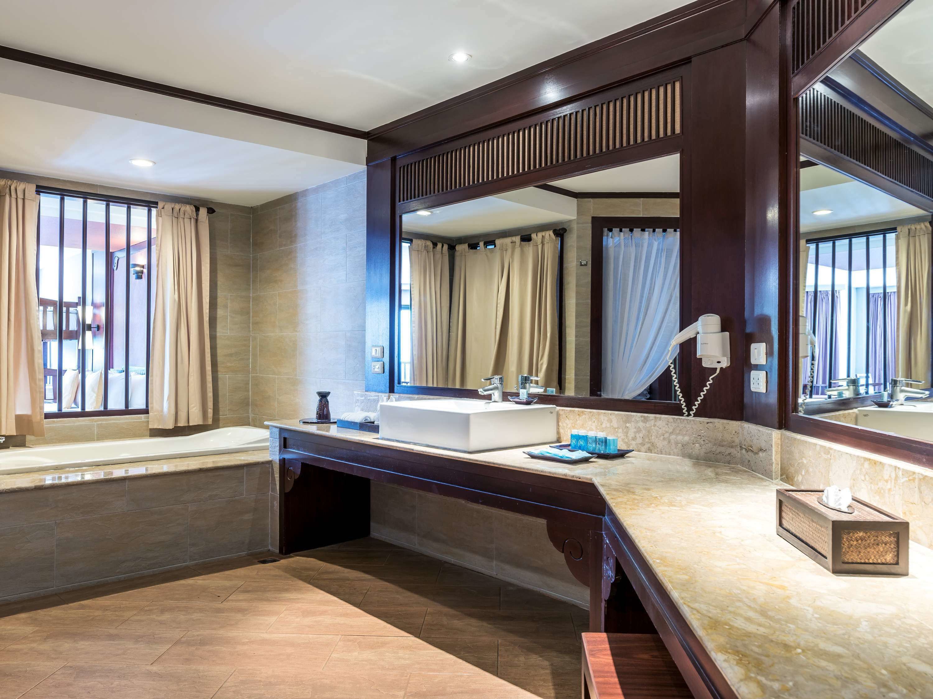 minibar, in-room safe, free wifi, bed sheets