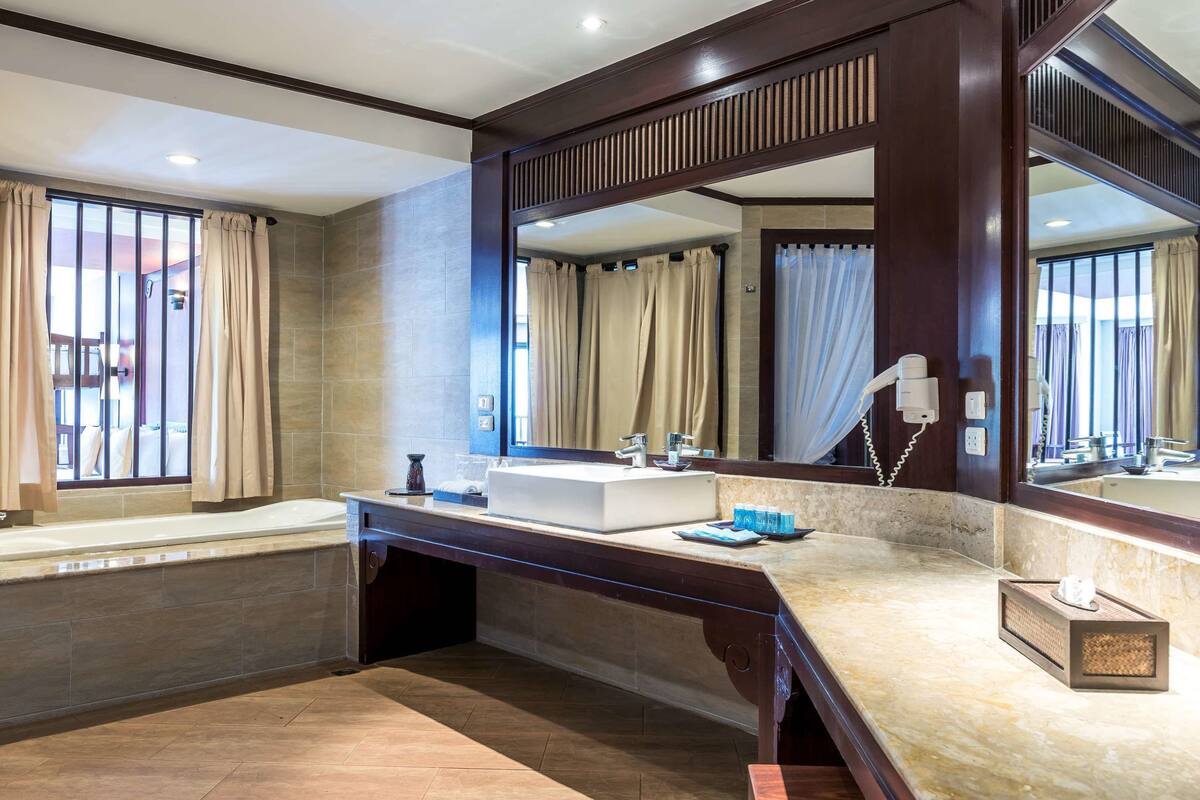 minibar, in-room safe, free wifi, bed sheets