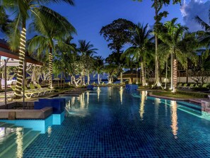 2 piscinas externas, guarda-sóis, espreguiçadeiras