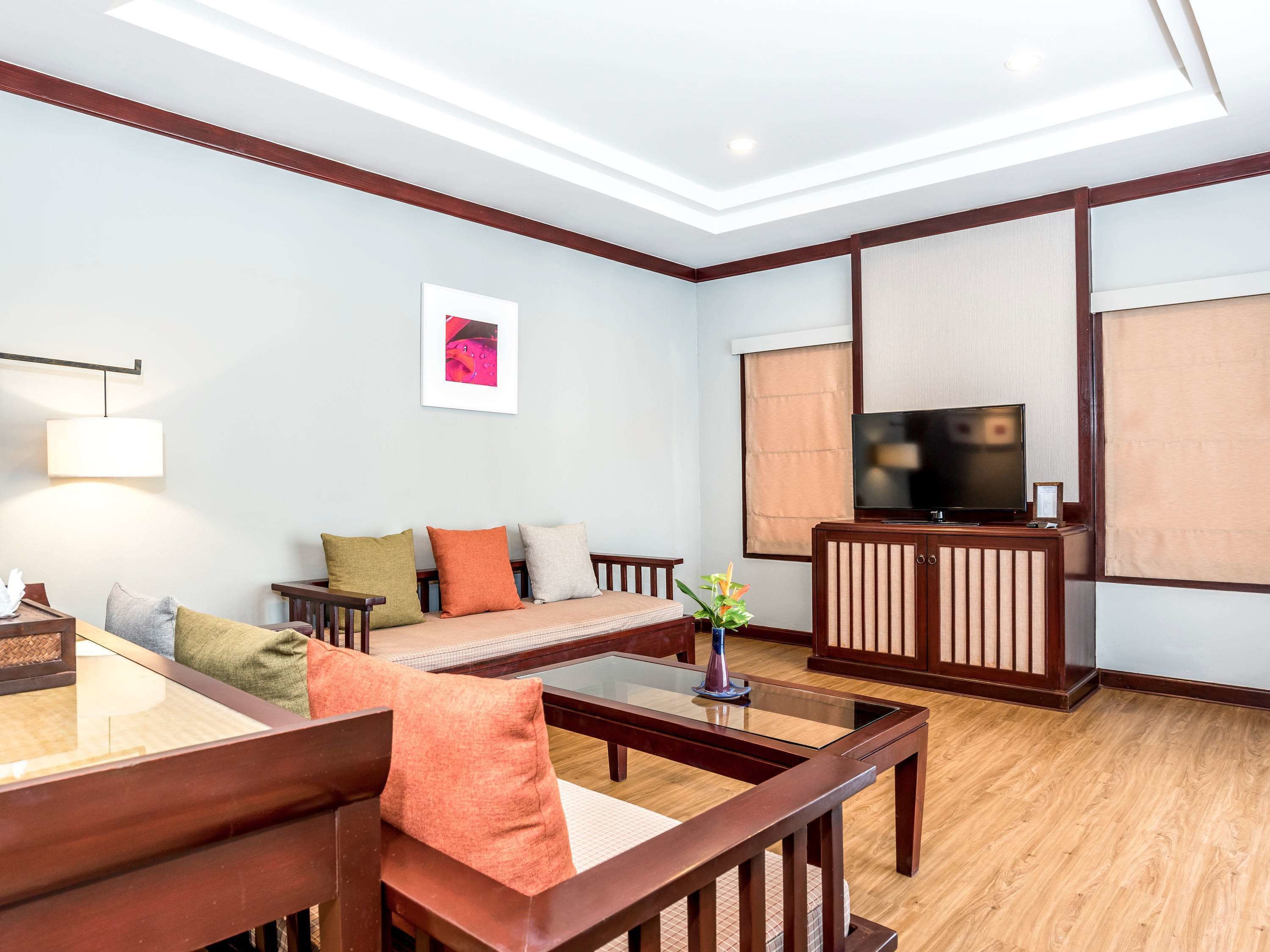 minibar, in-room safe, free wifi, bed sheets