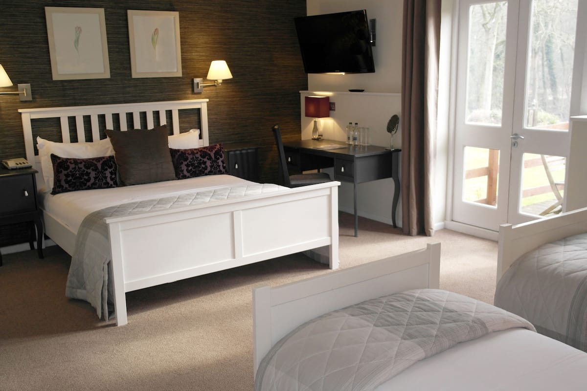 Family Quadruple Room | Desk, iron/ironing board, free WiFi