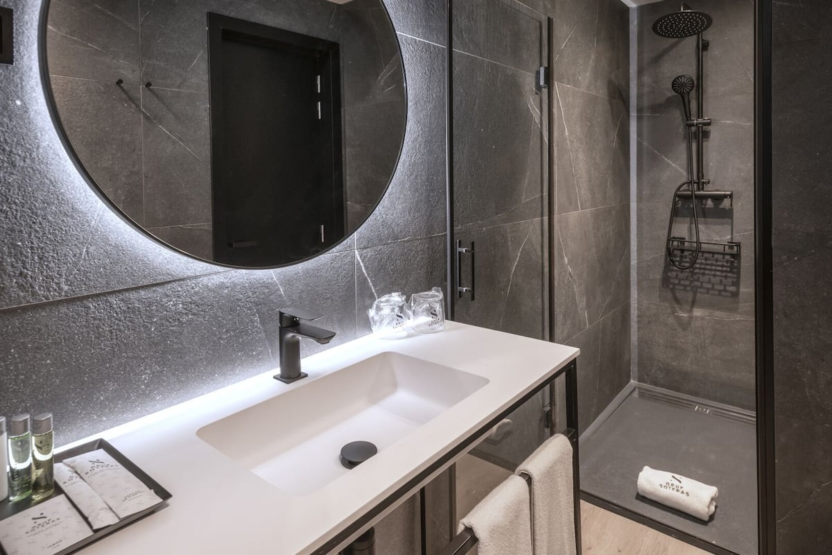 combined shower/bathtub, free toiletries, hair dryer, bathrobes