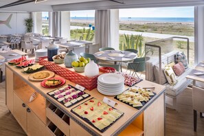 Desayuno buffet diario (EUR 20 por persona)
