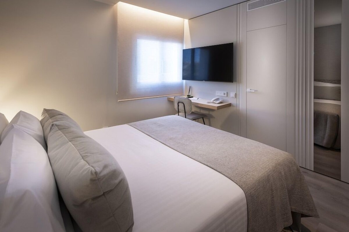 Cubrecamas, minibar, caja de seguridad en la habitación y escritorio 