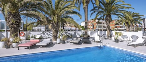 Piscina stagionale all'aperto, lettini