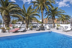 Seasonal outdoor pool, pool loungers - Bel Air Hotel (Castelldefels)
