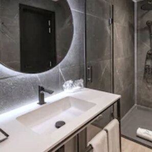 Combined shower/bathtub, free toiletries, hair dryer, bathrobes - Bel Air Hotel (Castelldefels)
