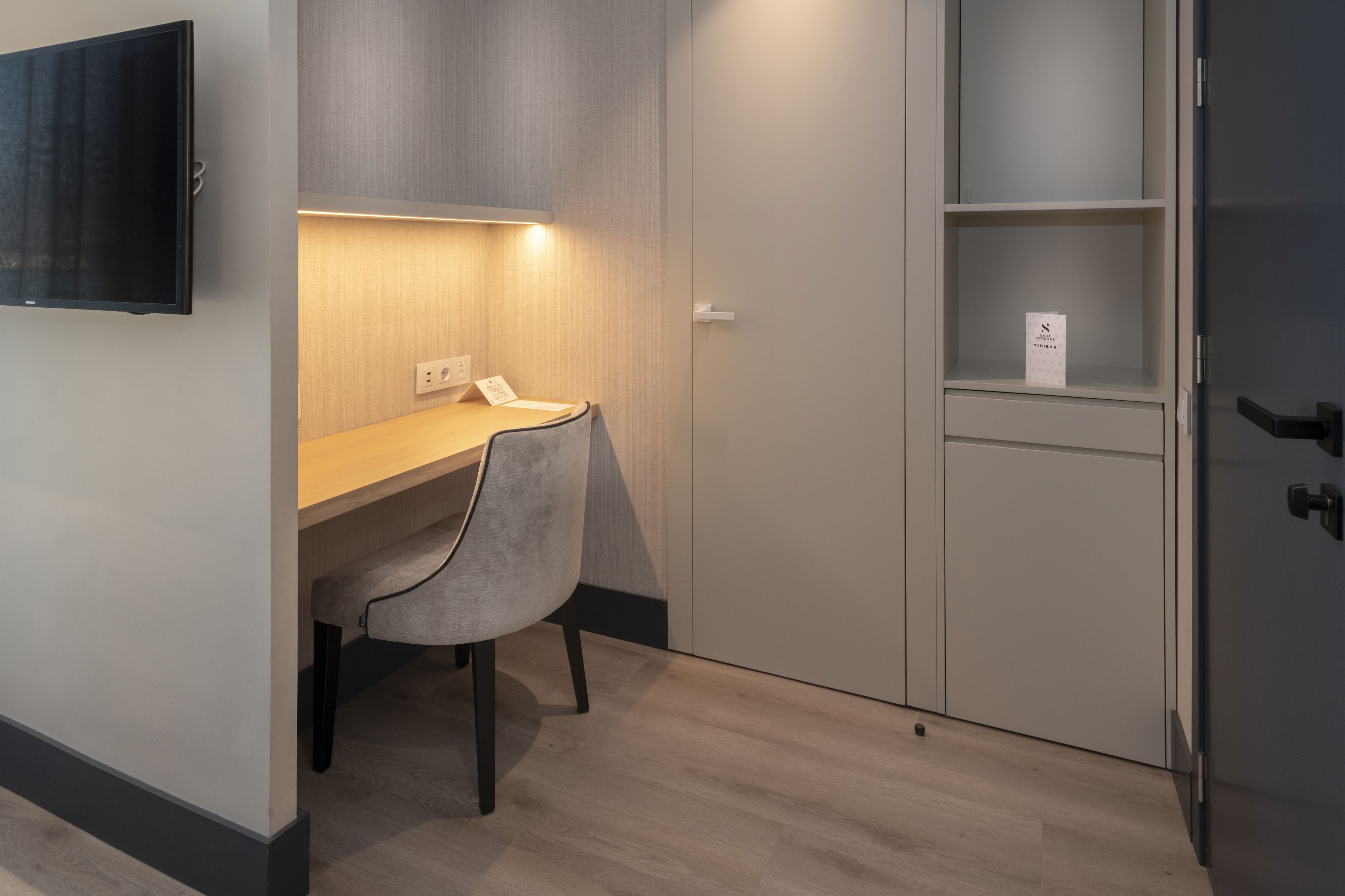 executive room, sea view | down duvets, minibar, in-room safe, desk