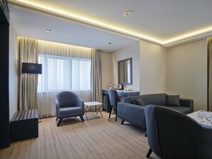 Suite – junior, 1 soverom | Oppholdsområde | En 90-centimeters LCD-TV med Parabol-TV