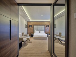 Egyptian cotton sheets, premium bedding, minibar, in-room safe