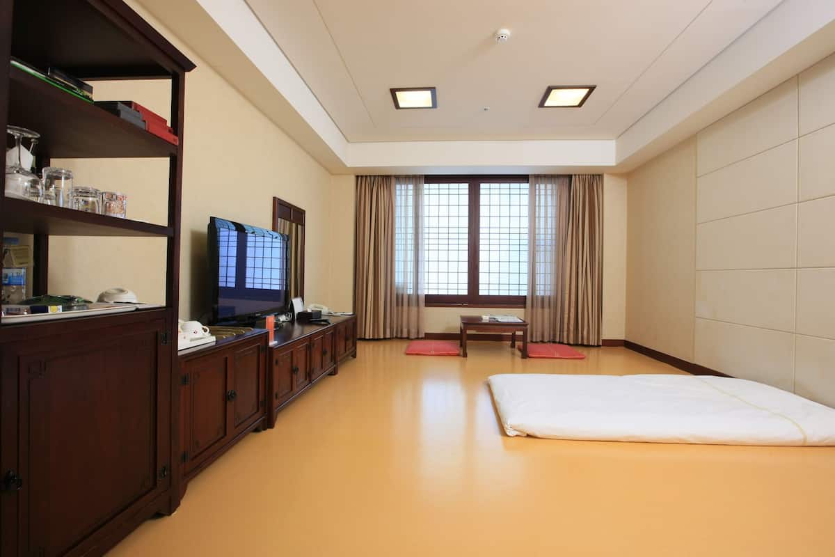Standard Room (Ondol) | In-room safe, desk, free WiFi, bed sheets