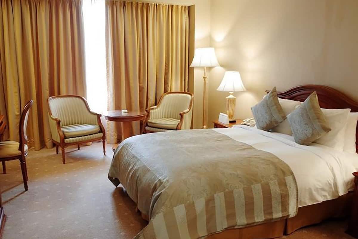 Caja fuerte, escritorio, wifi gratis y ropa de cama