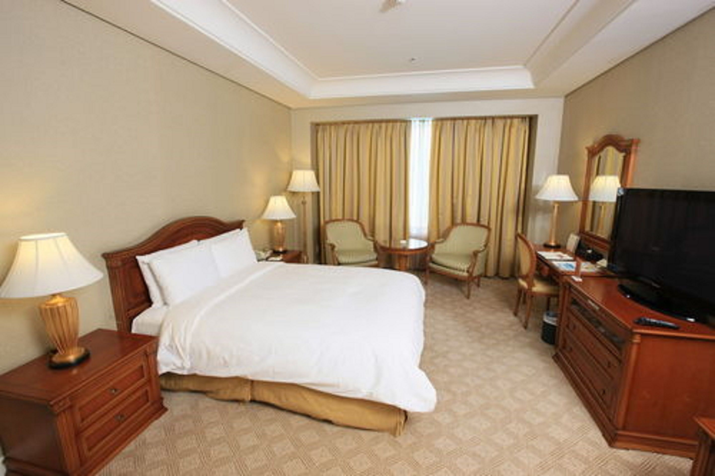 standard double room | in-room safe, desk, free wifi, bed sheets