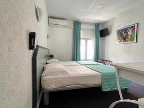 Caja de seguridad en la habitación, escritorio y cortinas blackout 