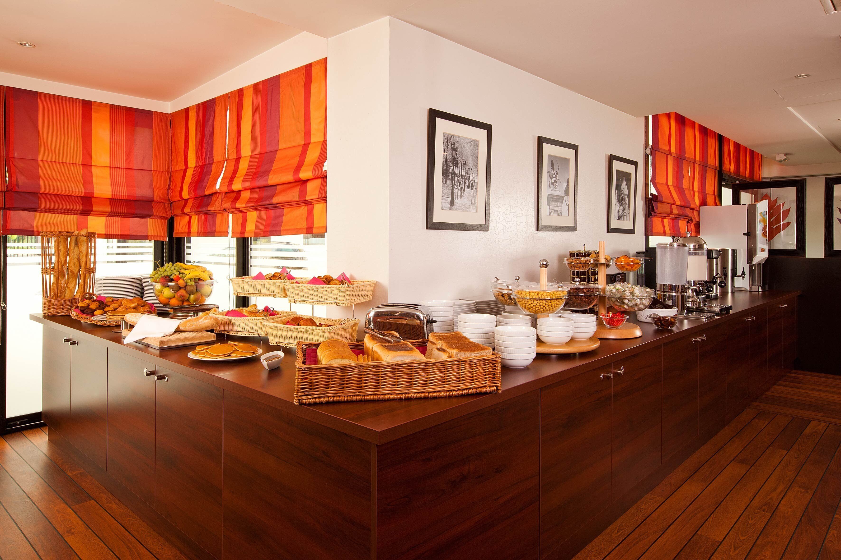 Een buffetopstelling met diverse gerechten en een grote rieten mand.