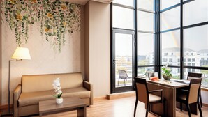 Una sala de estar moderna con un sofá, una mesa de centro y un comedor.