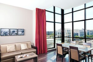 Suite – executive (Prestige / 6 adultes + 1 enfant) | Oppholdsområde | En 32-tommers Flatskjerm-TV med Parabol-TV