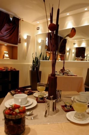 Bữa sáng buffet hàng ngày với phụ phí nhỏ 