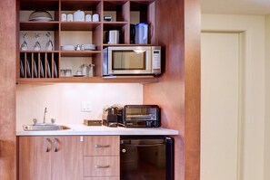 Junior Suite | Private kitchen | Mini-fridge, microwave, espresso maker, electric kettle - Estrimont (Orford)