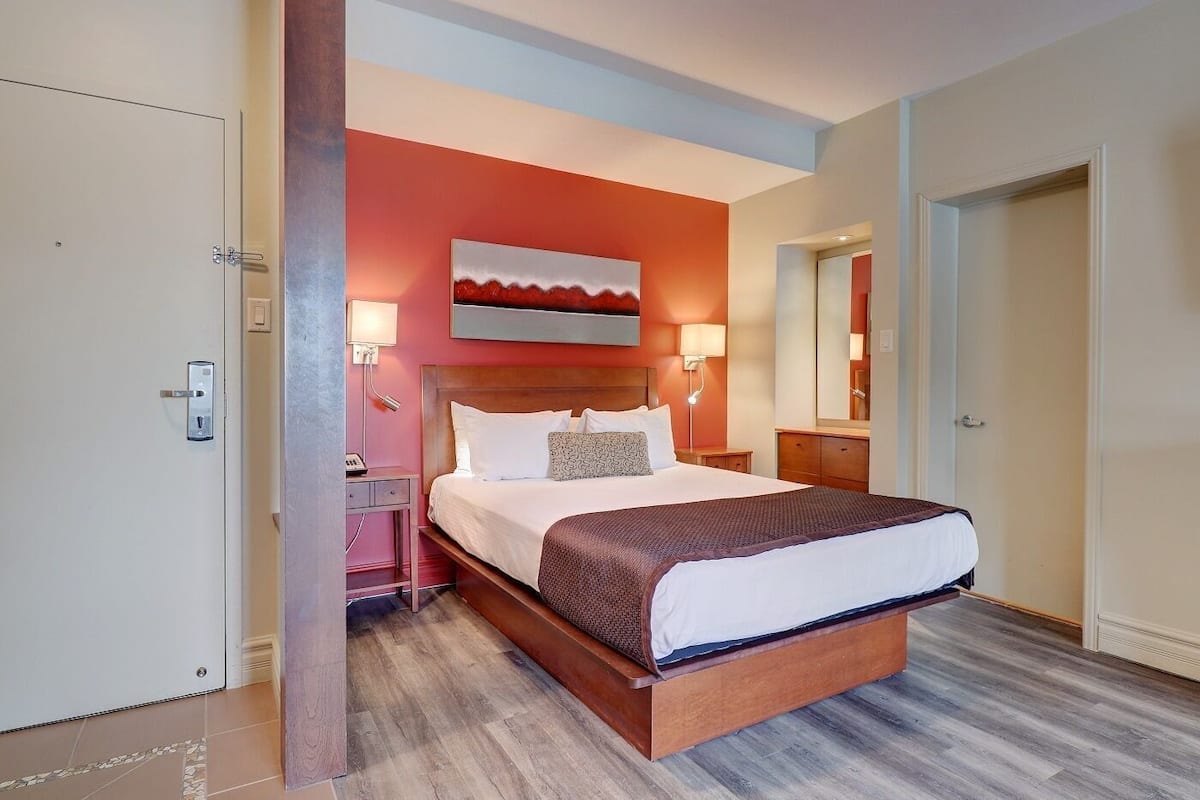 Literie hypoallergénique, minibar, coffres-forts dans les chambres