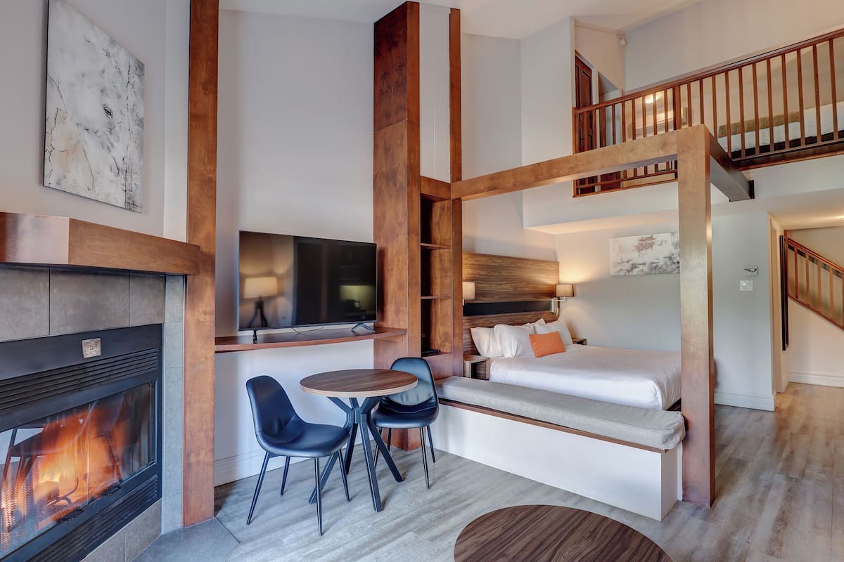 Premium kamer | Hypoallergeen beddengoed, een minibar, een kluis op de kamer, een bureau