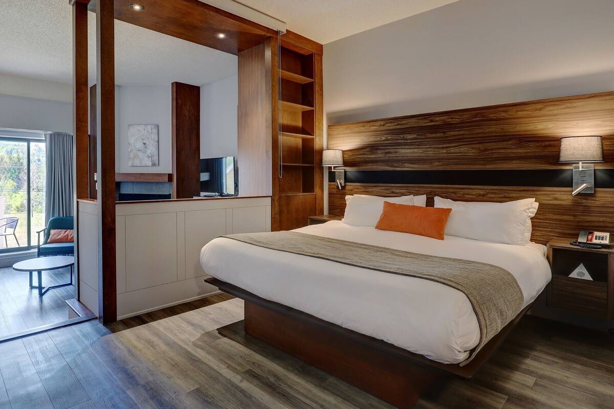 1 bedroom, hypo-allergenic bedding, minibar, in-room safe