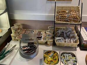 Se ofrece un desayuno continental (6.95 GBP por persona)