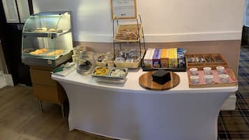 Desayuno continental (GBP 6.95 por persona)