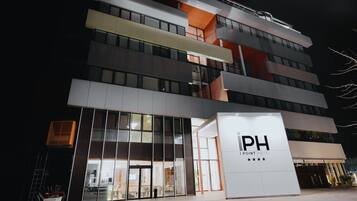 Facciata della struttura - sera/notte