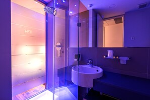 Shower, free toiletries, hair dryer, slippers - New Ipoint Hotel (San Giovanni in Persiceto)