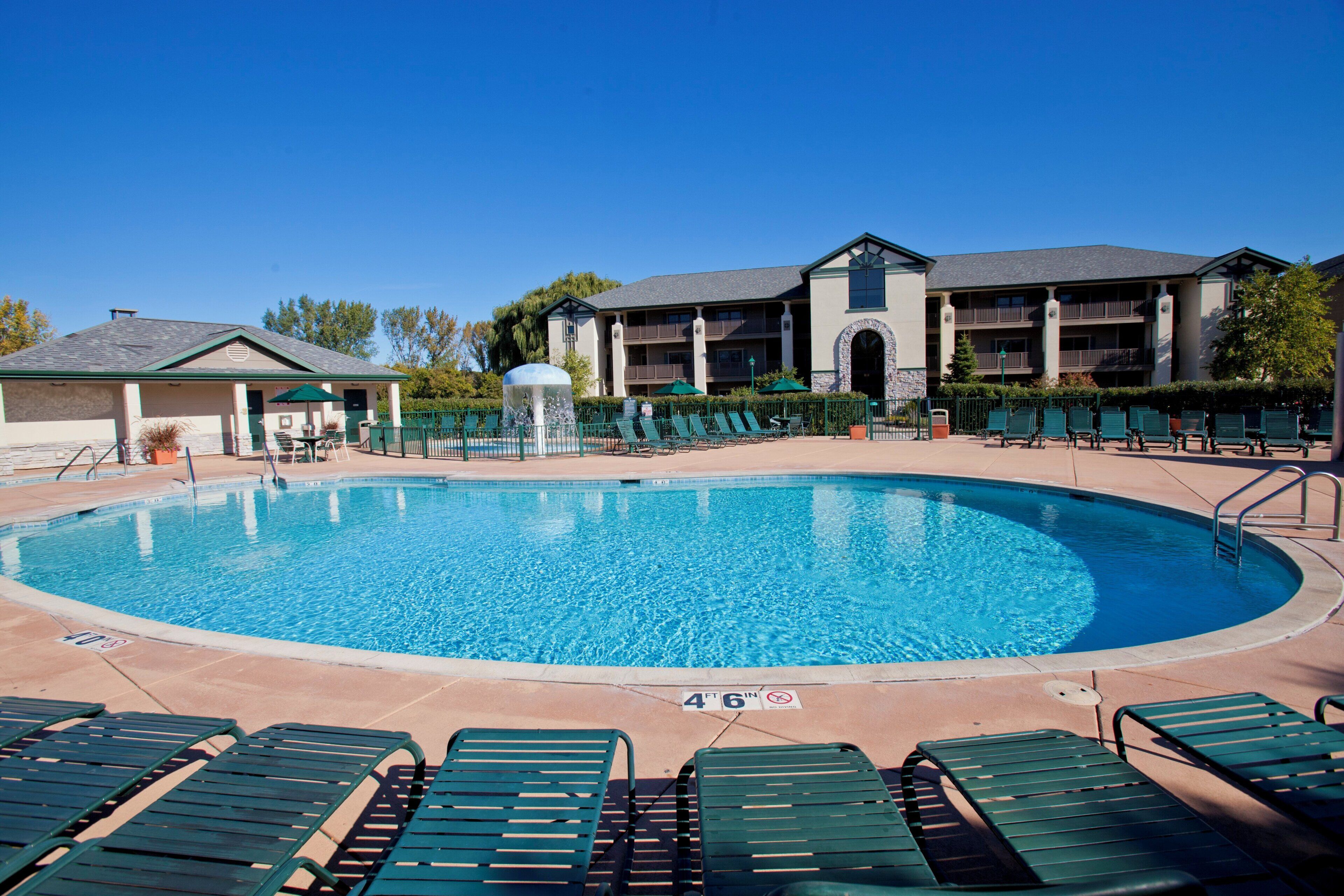 Piscina interna, piscina externa sazonal, espreguiçadeiras