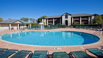 Piscina interna, piscina externa sazonal, espreguiçadeiras