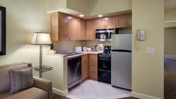 Full-size fridge, microwave, oven, stovetop
