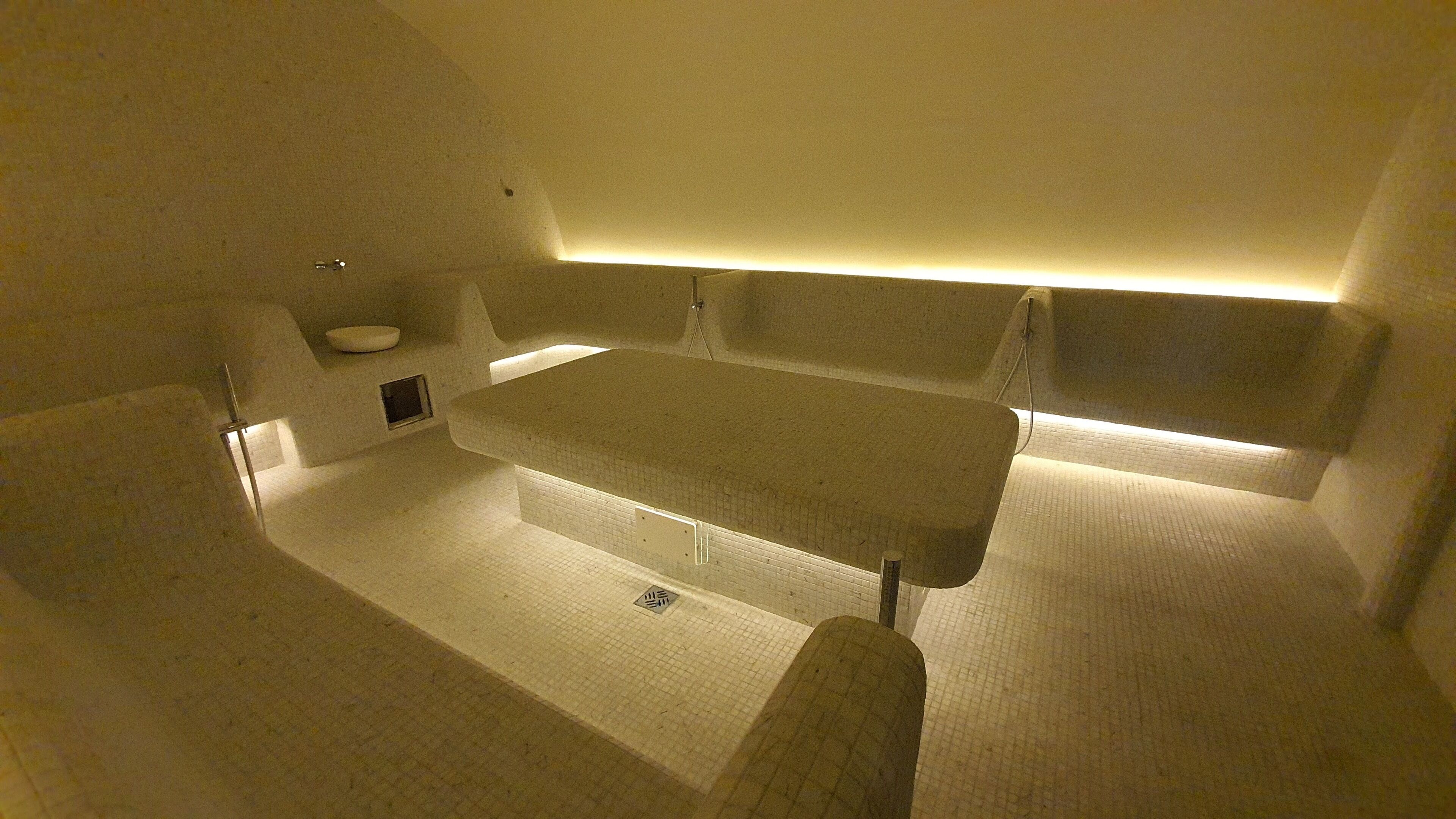 Salas de tratamiento para parejas, sauna y tina de hidromasaje 