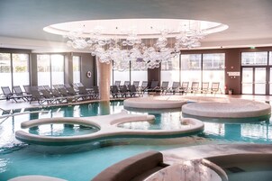 Una piscina cubierta (de 14:00 a 20:00), tumbonas