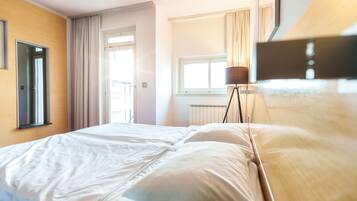 Kamer, 1 twee- of 2 eenpersoonsbedden | Hypoallergeen beddengoed, donsdekens, een kluis op de kamer, een bureau