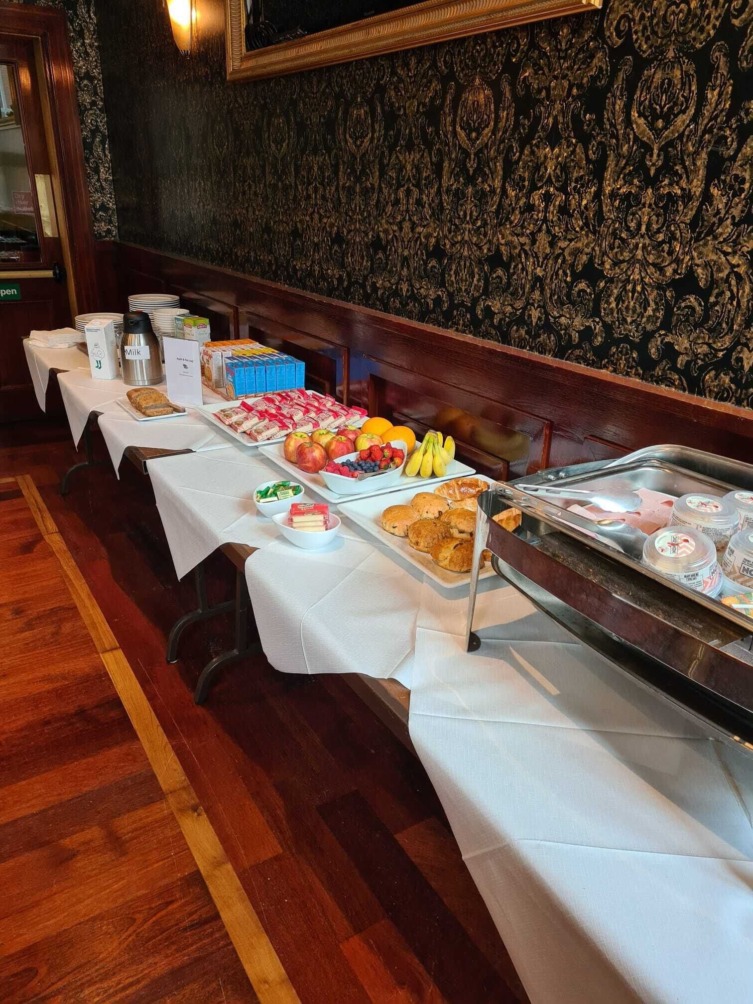 Se ofrece un desayuno continental (10 EUR por persona)