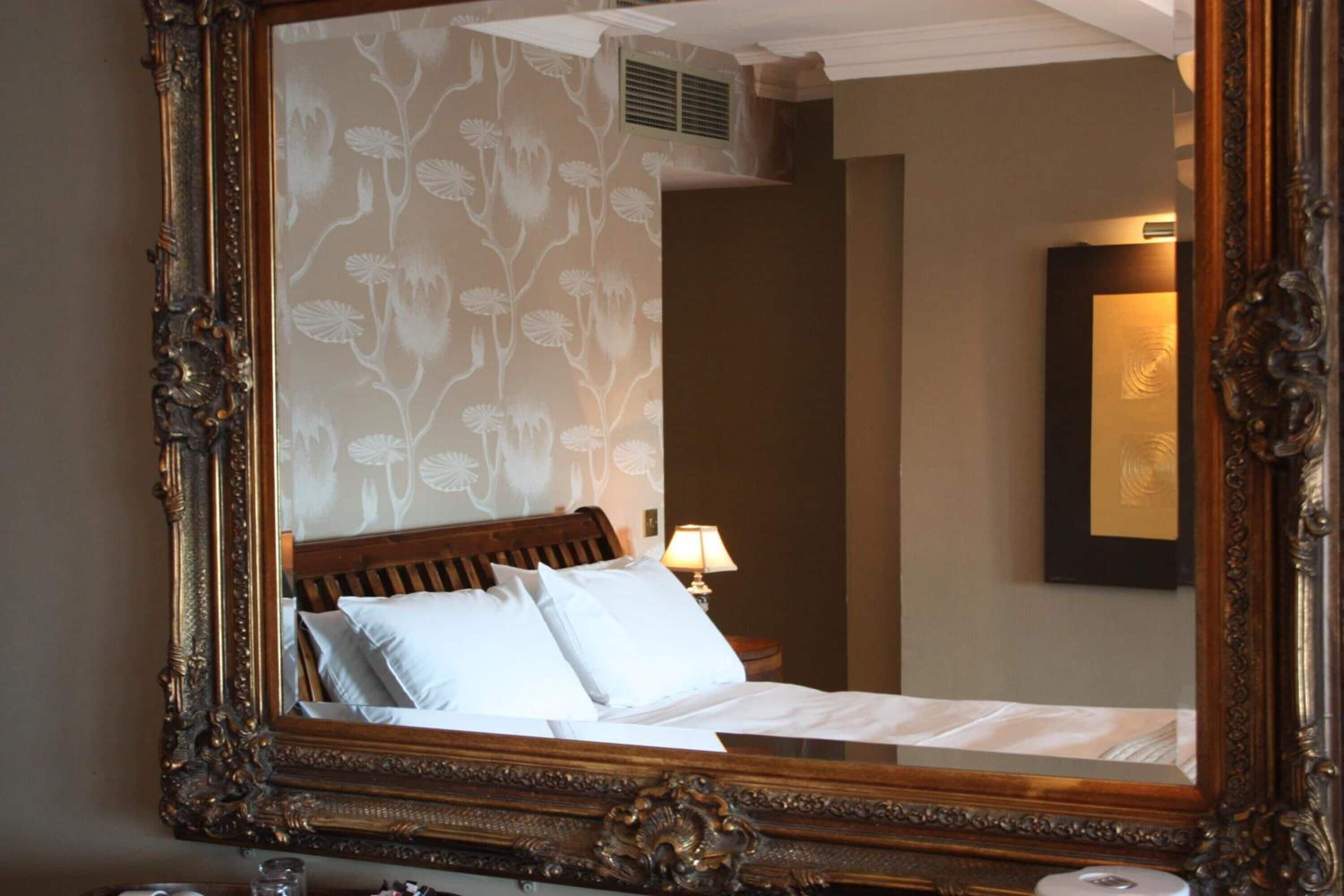 خزنة داخل الغرفة ومكتب وستائر تعتيم ومكواة/لوح كي