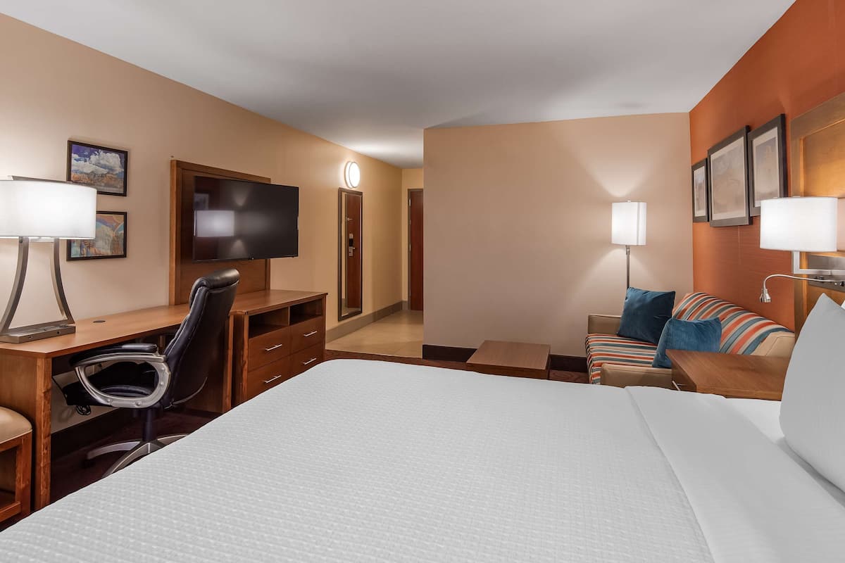 Suite, 1 Tempat Tidur King, Bebas Asap Rokok, lemari es & microwave (with Sofabed) | Bantalan ekstra lembut, meja kerja, dan ruang kerja ramah laptop