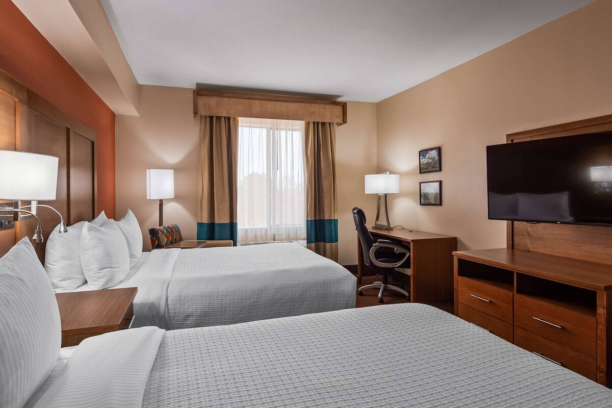 standard room, 2 queen beds, non smoking, refrigerator & microwave | 1 bedroom, pillow-top beds, desk, laptop workspace