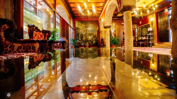 A spacious lobby with a polished marble floor, ornate furniture, and a large chandelier. - Hotel Posada de Vallina by MiRa (Córdoba)