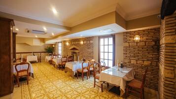 Dagelijks ontbijtbuffet (EUR 5 per persoon)