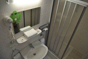 Habitació individual estàndard | Bany | Dutxa, capçal de dutxa d'hidromassatge i articles de tocador gratuïts 