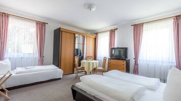 Tremannsrom – standard | Sengetøy av topp kvalitet, senger med overmadrass og safe på rommet