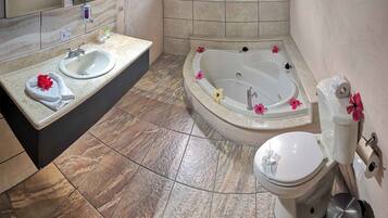 Deluxe Cabin | Bathroom | Free toiletries, hair dryer, towels, soap