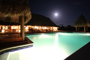 Una piscina al aire libre, tumbonas