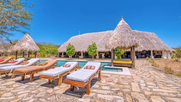 Piscina externa, espreguiçadeiras