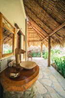 Shower, rainfall showerhead, free toiletries, towels