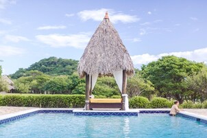 Piscina externa, espreguiçadeiras