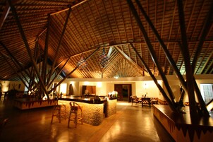 Se sirven desayunos, almuerzos y cenas; con vista a la playa